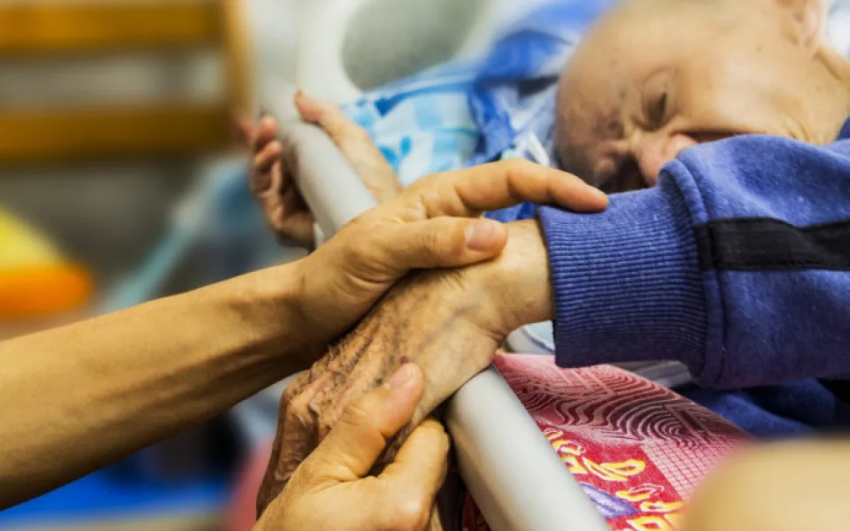 V domovech pro seniory a v dalších zařízeních se ode dneška bude plošně testovat na koronavirus