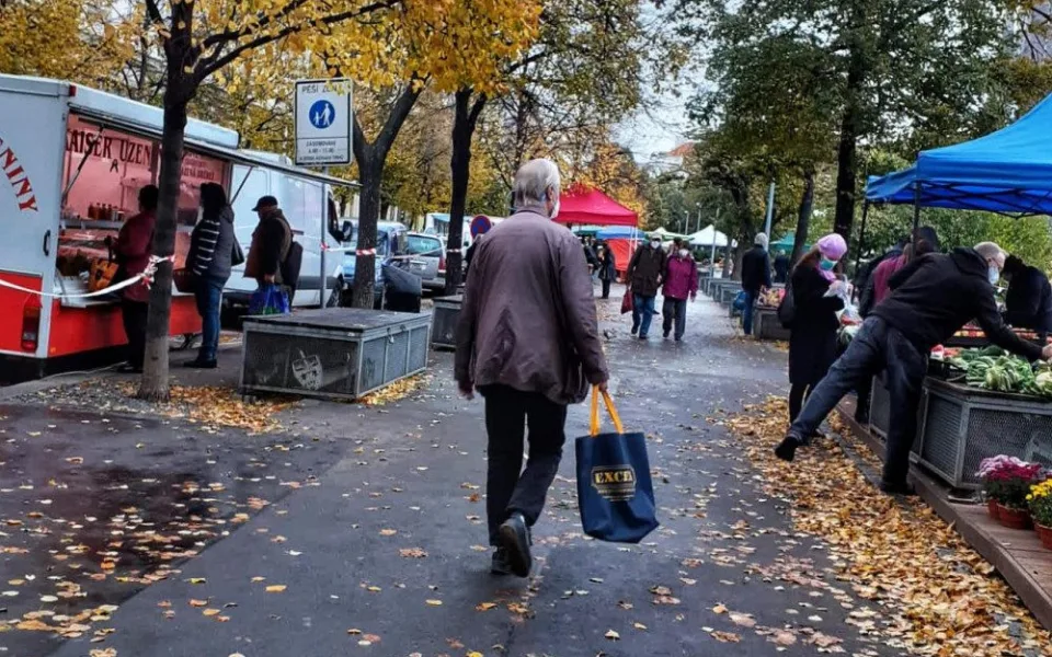 Farmářské trhy se budou na mnohých místech v Praze konat i nadále