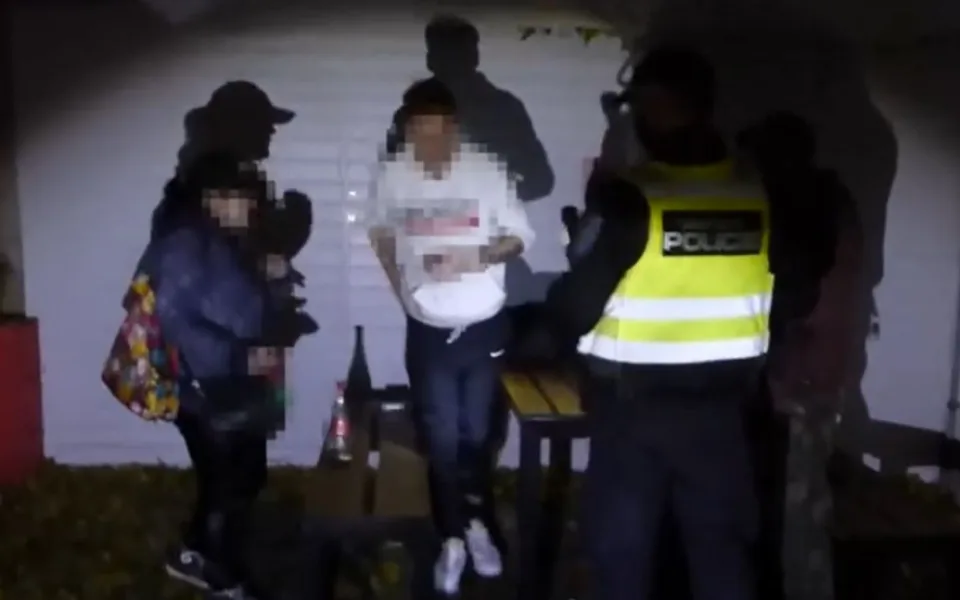 VIDEO: Skupinka lidí popíjela alkohol na ulici. Dostali pokuty a hádali se, čí to byl nápad