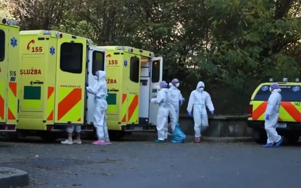 Pět pacientů s koronavirem v těžkém stavu dnes sanitky dovezly ze Zlínského kraje do Motola