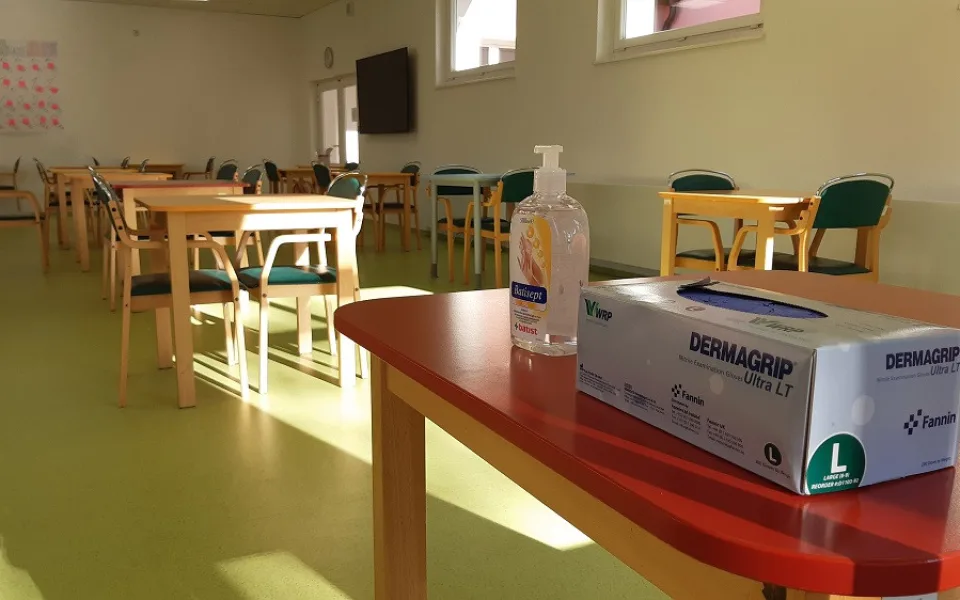 FOTO: Hlavní město připravuje v domovech pro seniory návštěvní místnosti. Ty splňují přísná hygienická opatření