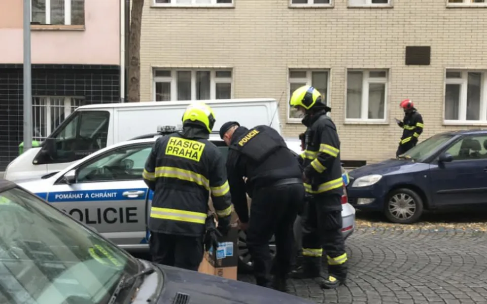 Těhotná žena v Praze hrozila, že skočí ze čtvrtého patra. Život jí zachránil vyjednavač