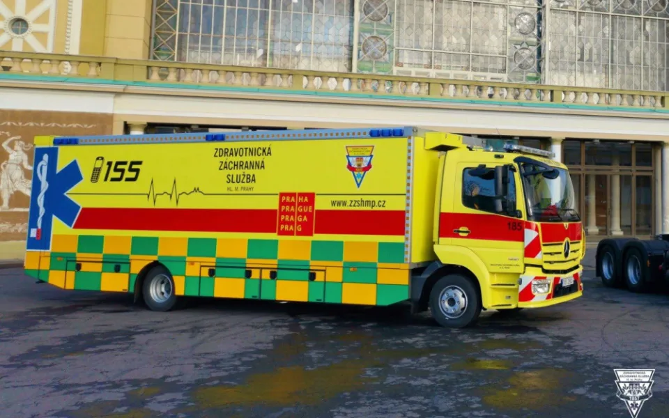 FOTO, VIDEO: Pražští záchranáři transportovali desetimetrovým speciálem Fénix deset pacientů z benešovské nemocnice do FN Motol