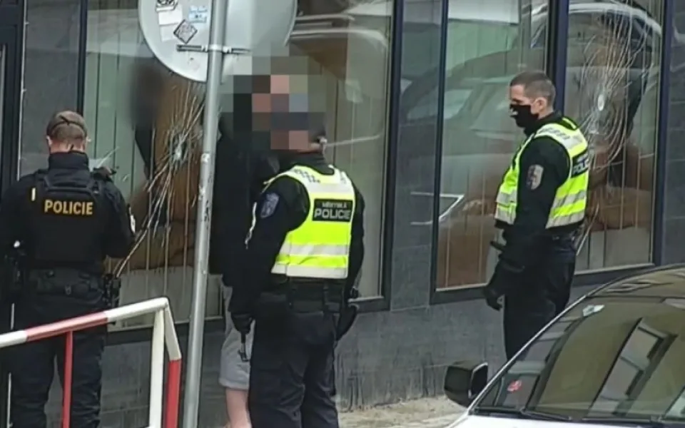 VIDEO: Muž v Praze kladivem rozbíjel výlohy. Skončil v rukou policie