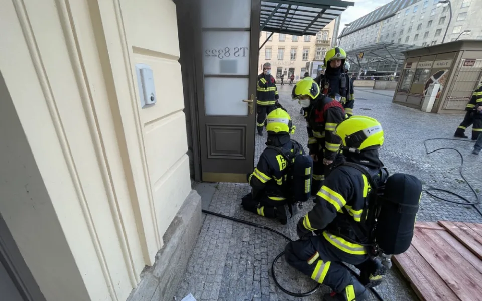 FOTO, VIDEO: Dnes dopoledne hořelo na Masarykově nádraží v Praze
