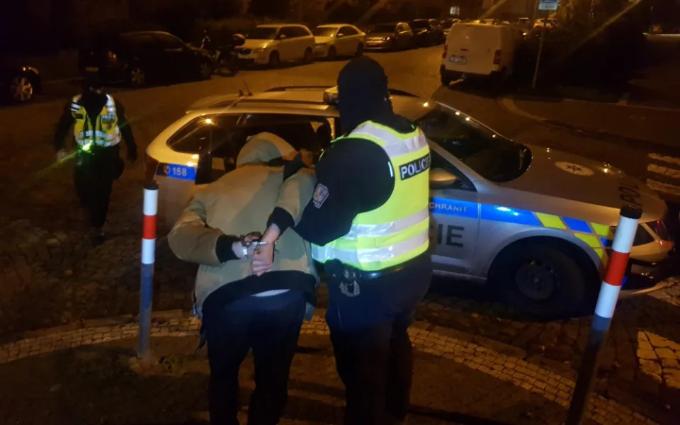 FOTO, VIDEO: Muž se vloupal do domu v Praze. Vyhrožoval, že ho zapálí