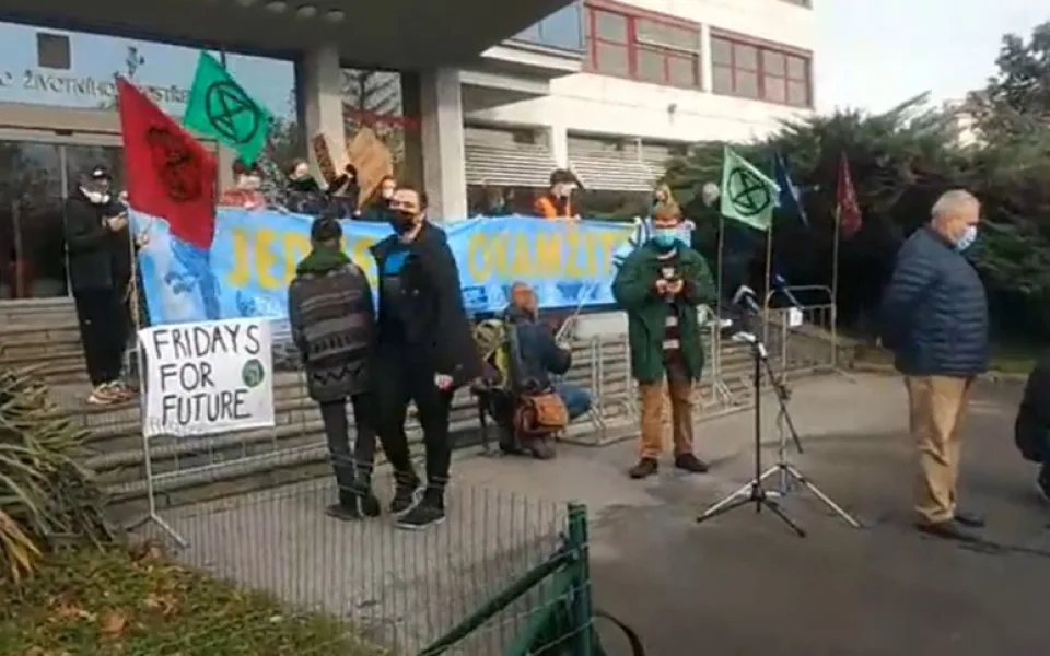 VIDEO: Aktivisté protestují před Ministerstvem životního prostředí. Budou tam deset dní