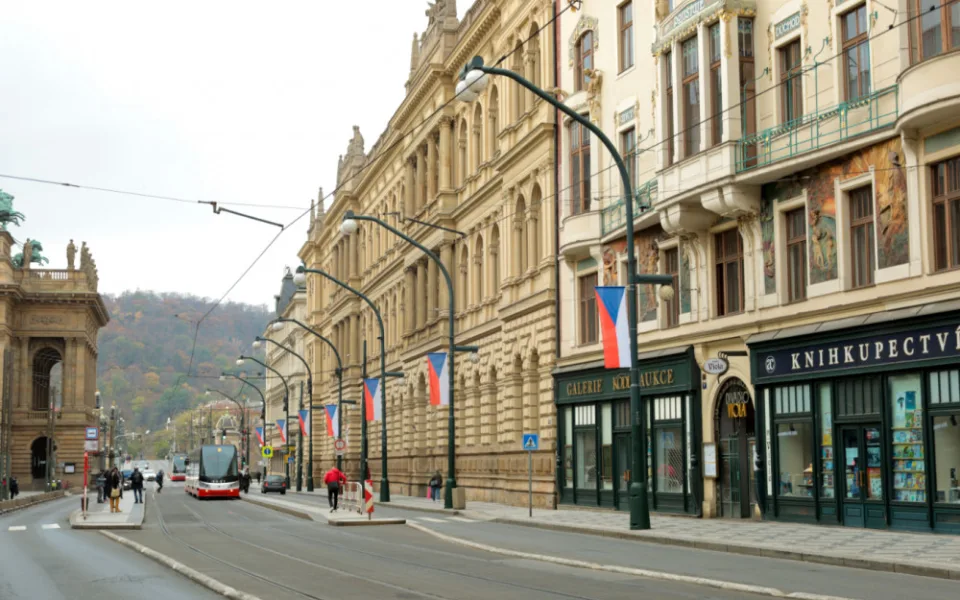 V den výročí sametové revoluce budou vlát v centru města státní vlajky a Petřín se rozsvítí v národních barvách