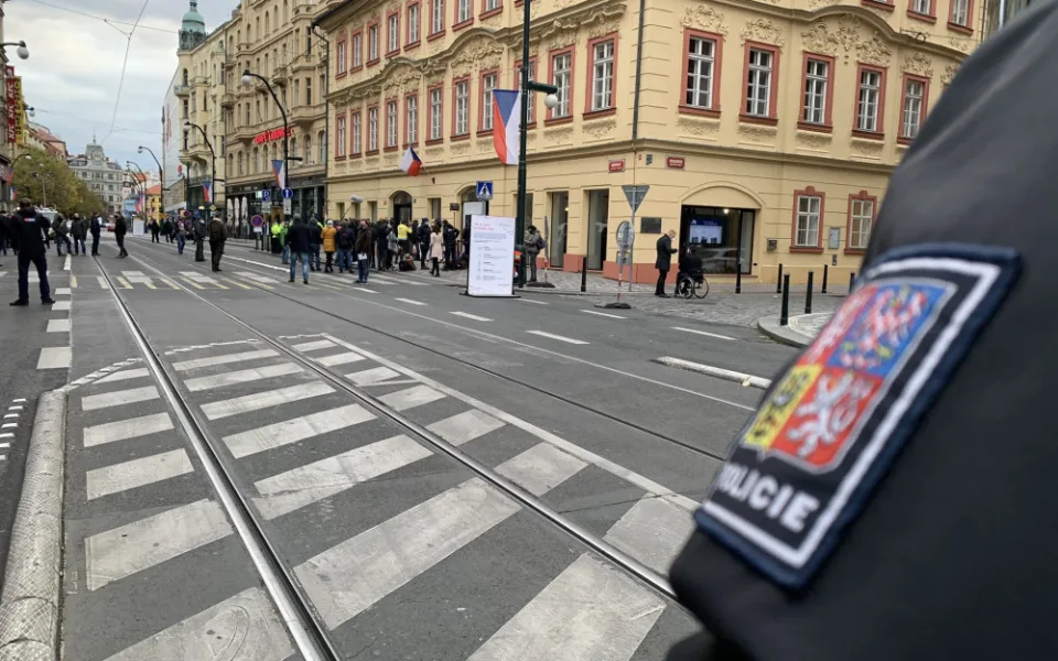 Politici na Národní: Babiš letos bez pískotu, Klause bez roušky bude řešit policie