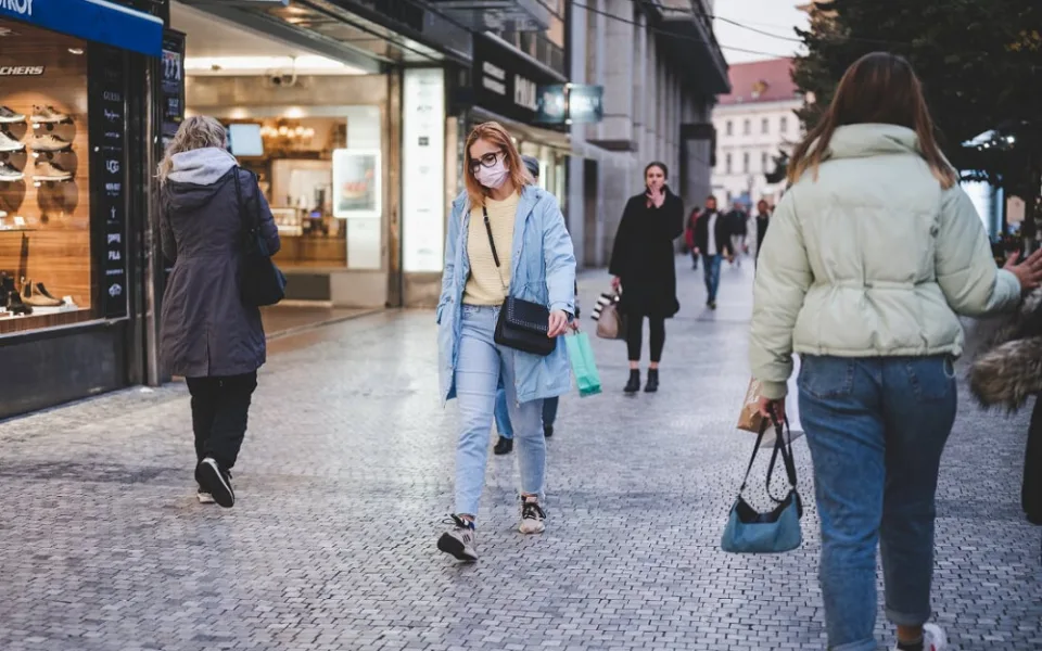 V Praze ve středu přibylo 385 nových případů koronaviru, o polovinu méně než minulý týden. Rizikové skóre kleslo v Česku na 62