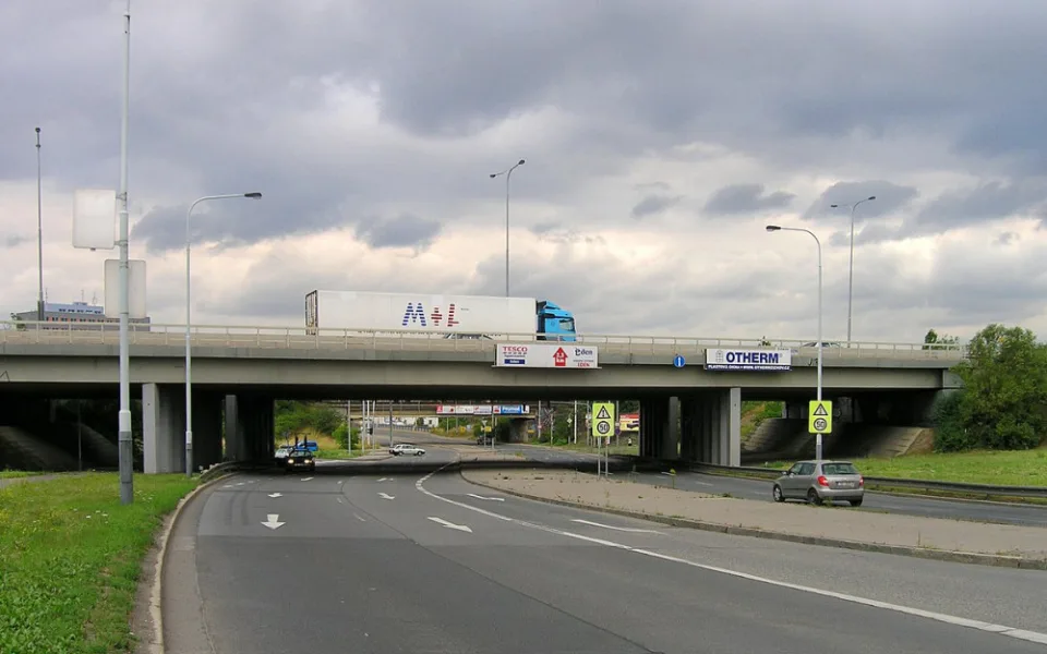Řidiči, připravte se na omezení! Postupnou opravou projdou sjezdové rampy z pražské Jižní spojky