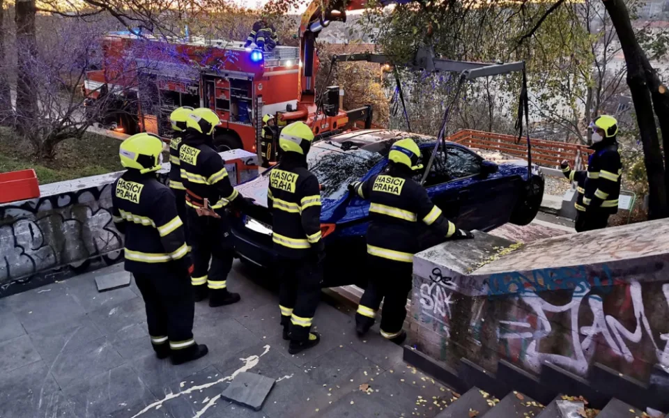 Kuriózní nehoda v Praze. Řidič jel po Nuselském mostě v protisměru, auto skončilo na schodech