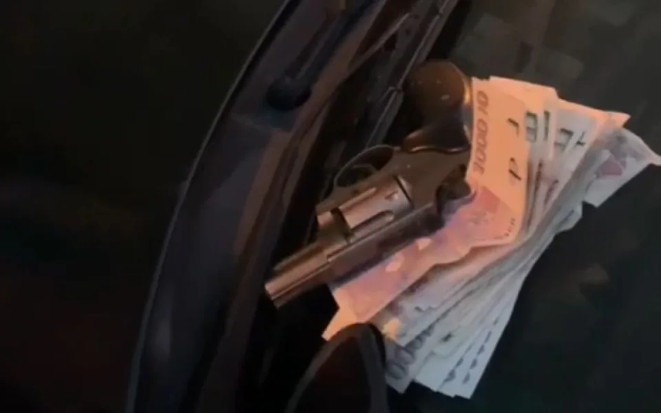 VIDEO: Policisté zastavili během dvou dnů dvě auta plná drog. Našli i pistoli