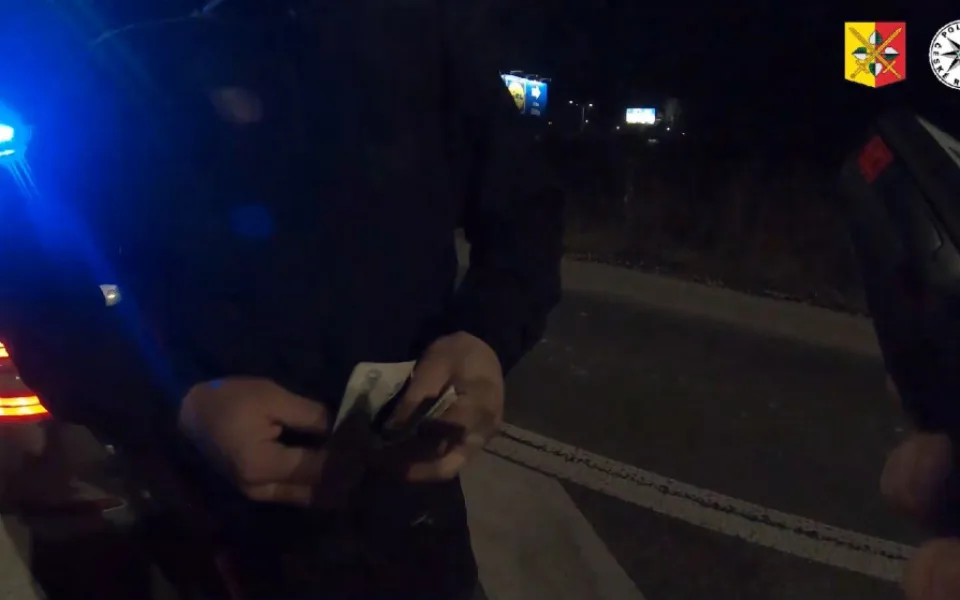 VIDEO: Řídil pod vlivem alkoholu a spolujezdec podplácel policisty.