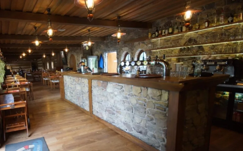 Pražská restaurace přes zákaz otevřela a točila pivo za korunu. Policie rozdala pokuty