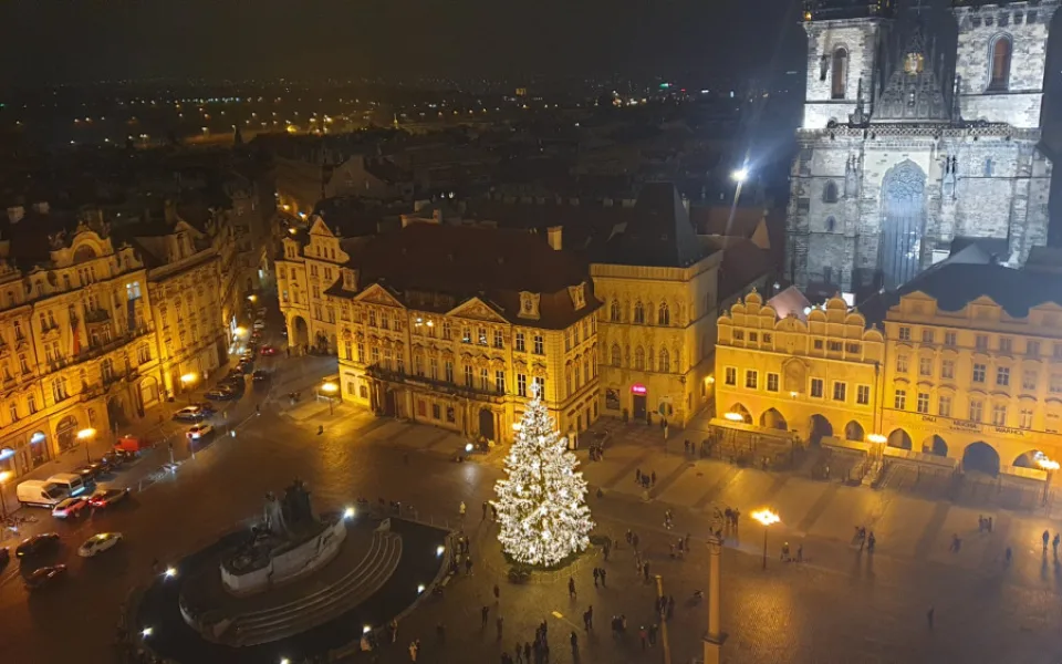 FOTO: Vánoční strom na Staroměstském náměstí v Praze už svítí
