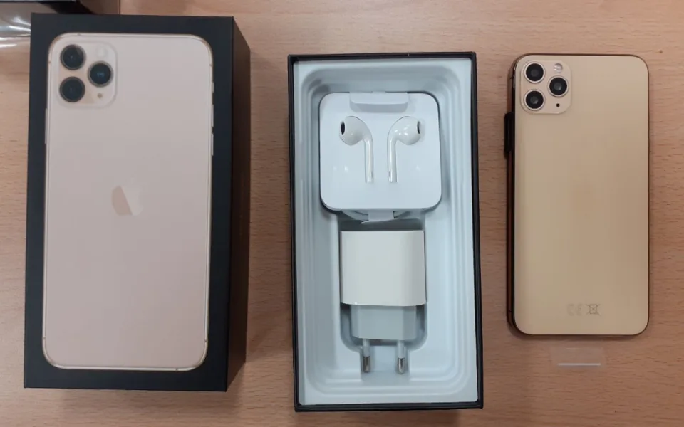 FOTO, VIDEO: Pražští celníci odhalili falešné mobily iPhone a Samsung. Škoda je téměř šest milionů