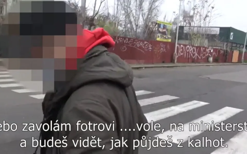 VIDEO: Hledaný muž bez roušky na zastávce hrozil strážníkům vlivným otcem na ministerstvu