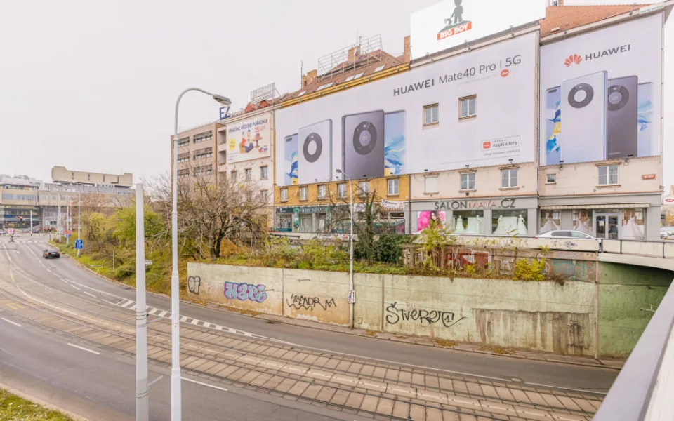 FOTO: Z dalších míst v Praze zmizí velké reklamní plachty