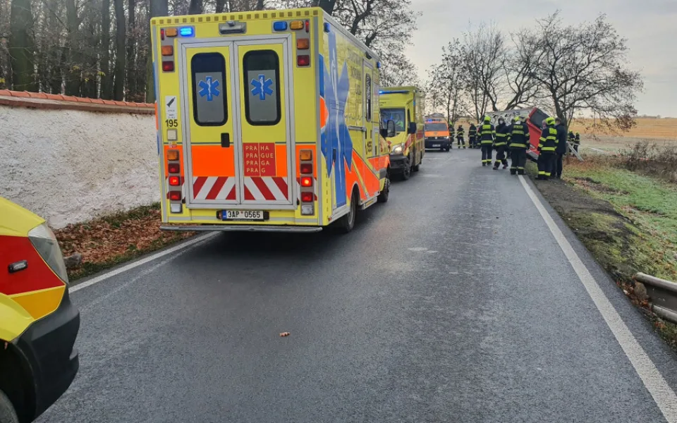 V Kolodějích sjel autobus do příkopu, dvě ženy se zranily