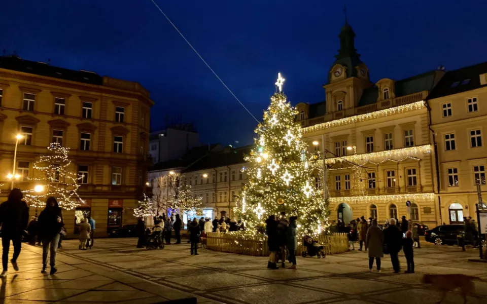 VÁNOCE NA PĚTCE: Tři vánoční stromy, trhy na Andělu a veřejné kluziště