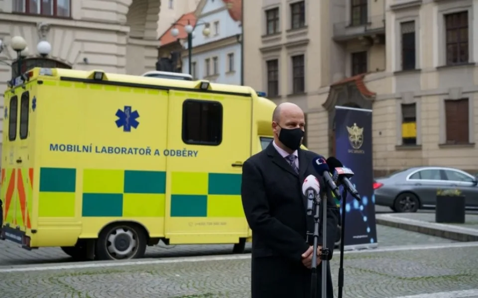 V Praze se testuje na COVID-19 novým způsobem. Mobilní laboratoř přijede za lidmi do firmy nebo domů
