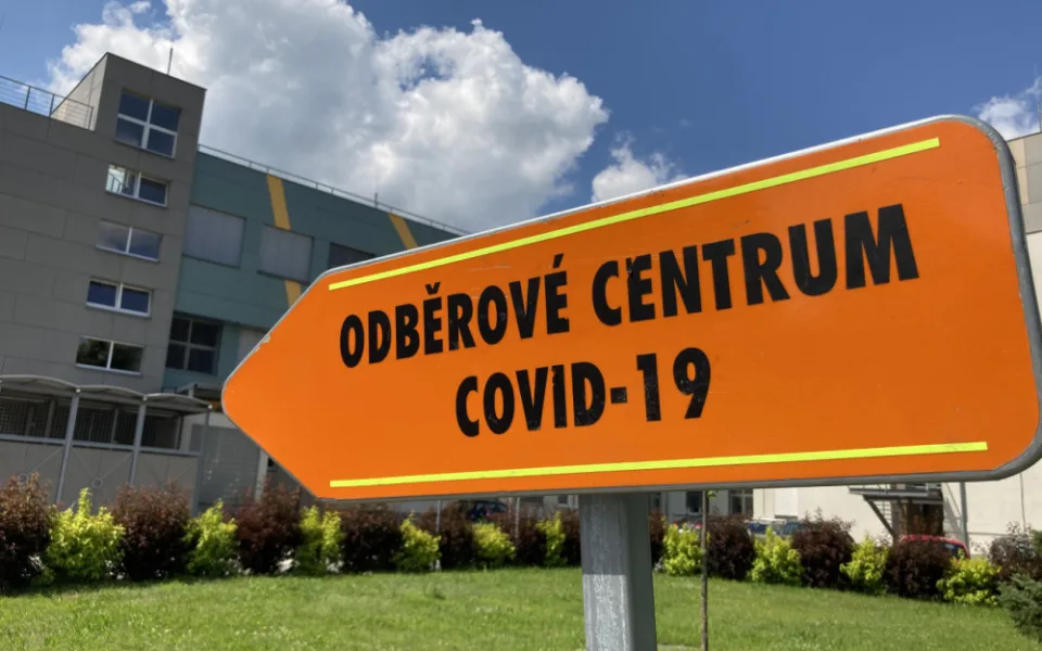 Učitelé se mohou ode dneška nechat zdarma testovat na koronavirus. Výsledek se dozví na místě