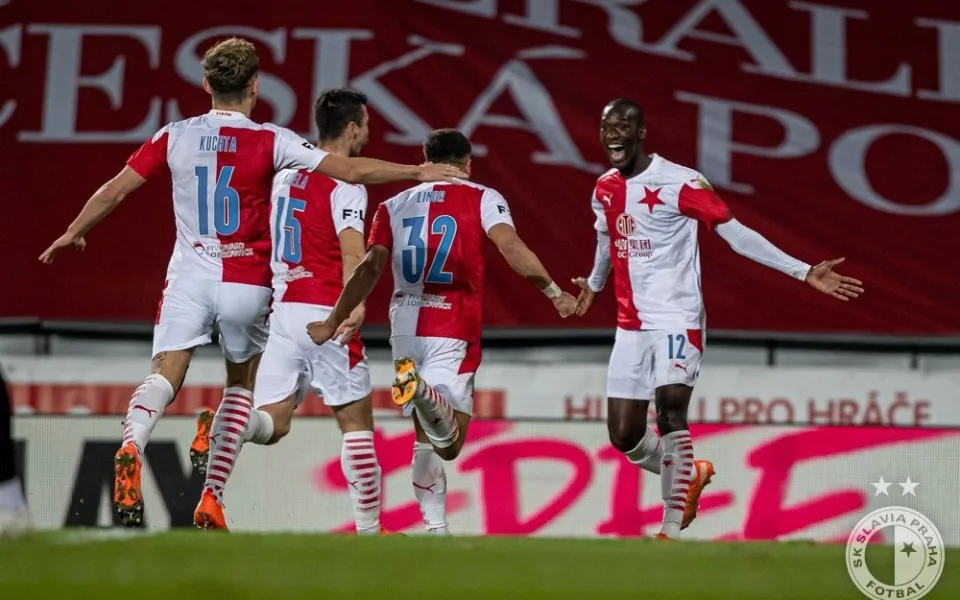 Pohádka jménem Sima pokračuje. Slavia v derby porazila Spartu 3:0 a ligu vede o pět bodů