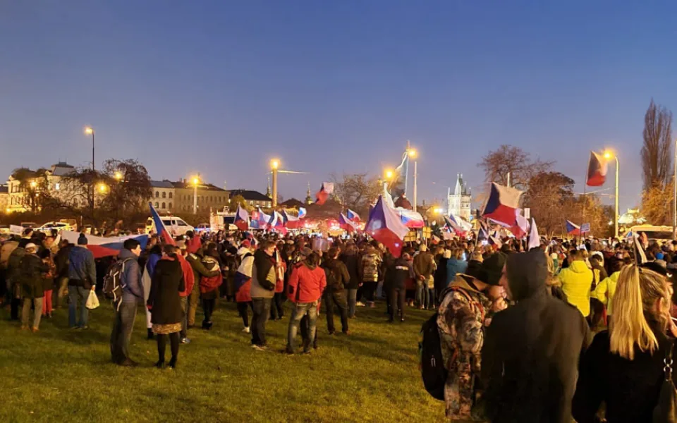 Stovky lidí včera v centru Prahy protestovaly proti vládním opatřením