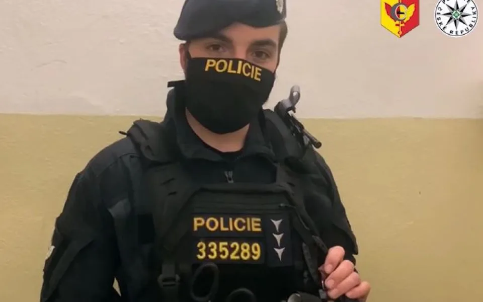 VIDEO: Policisté zachránili život seniorce, která upadla v koupelně a uhodila se do hlavy. Museli vykopnout vchodové dveře, aby se do bytu dostali