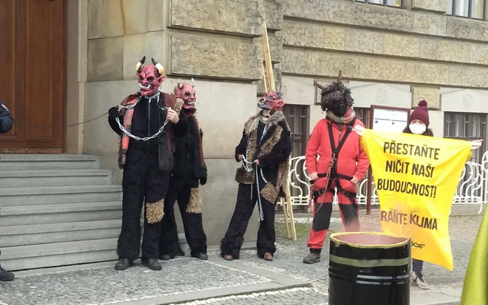 Policie zabránila čertům z Greenpeace vyvěsit transparent na MPO