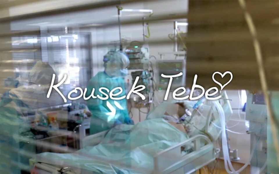 VIDEO: Píseň Kousek Tebe, která děkuje zdravotníkům, pečovatelům nebo šičkám roušek