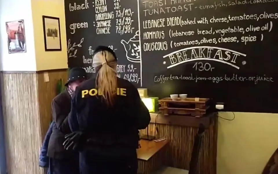 VIDEO: Provozovatel čajovny v Praze podal žalobu na vládu a vyzývá ostatní, aby se k němu připojili