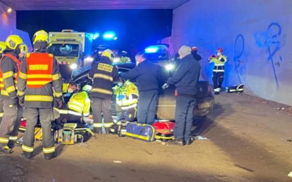 Po čelním střetu dvou aut v Praze zemřeli dva lidé a jedno dítě skončilo v nemocnici