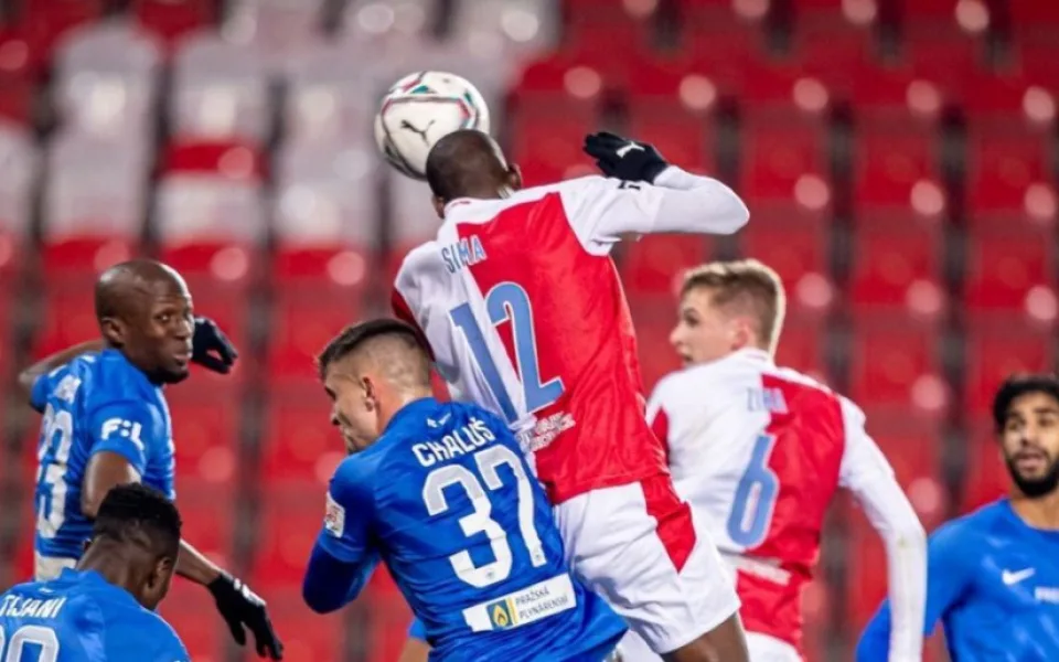 Slavia porazila Liberec 3:0, dva góly vstřelil Sima. Sparta vyhrála na Slovácku a je druhá