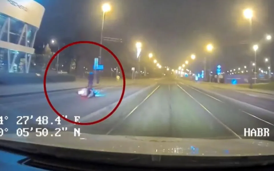 VIDEO: Motorkář ujížděl strážníkům. Když se vyboural, utíkal a schovával se mezi auty