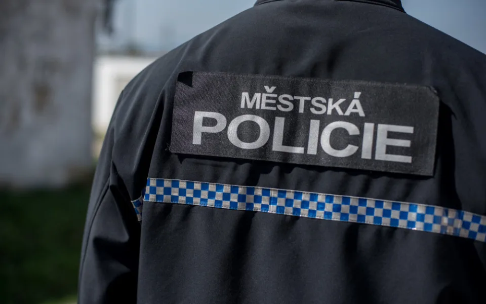 Pražští strážníci zachránili život opilému muži, který při kontrole přestal dýchat