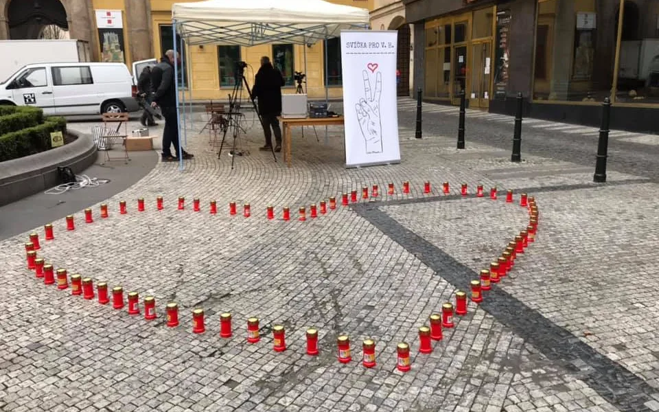Uplynulo devět let od smrti Václava Havla. Lidé si jej dnes připomínají srdcem ze svíček i on-line čtením