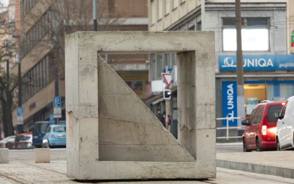 V centru Prahy přistála Tvárnice. Váží 35 tun a na místě bude dva roky
