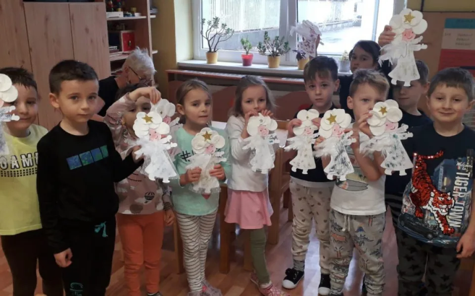 Děti ze školky U Vršovického nádraží vyrobily vánoční dekorace pro seniory
