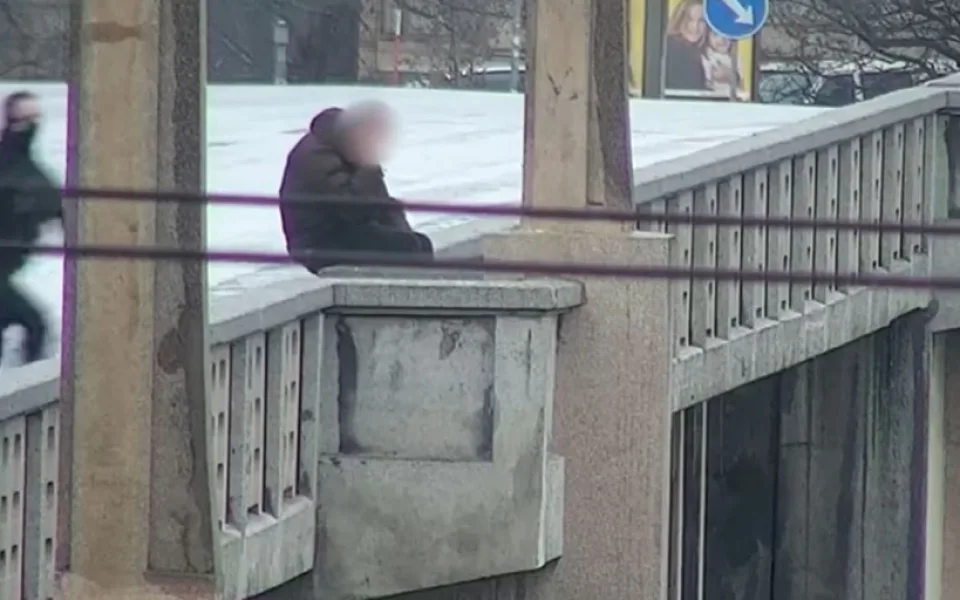 VIDEO: Muž chtěl spáchat sebevraždu skokem z mostu do Vltavy. Život mu zachránili policisté