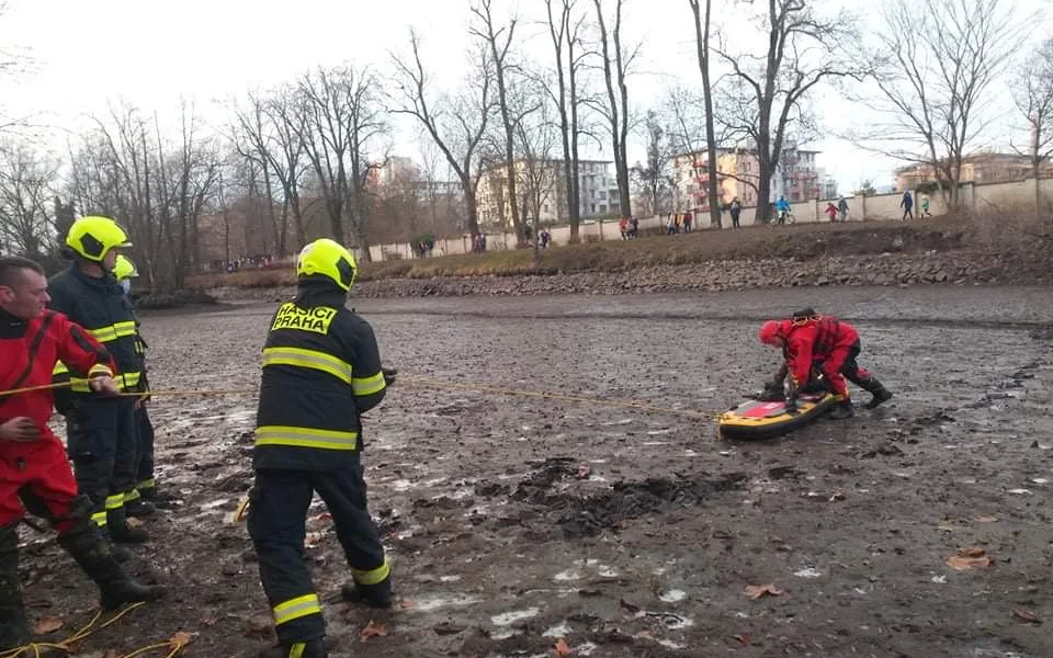 FOTO: Chlapec uvízl po kolena ve vypuštěném rybníku. Vytáhnout ho museli hasiči