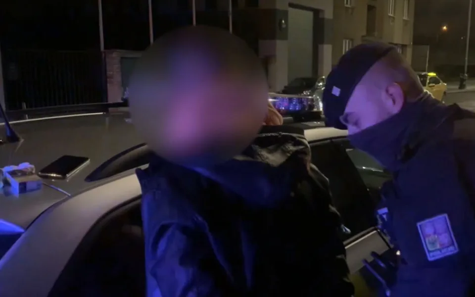 VIDEO: Na Štědrý večer našli policisté u muže v zaparkovaném autě dvacet gramů pervitinu