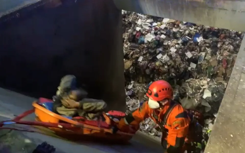 VIDEO: Hasiči zachránili ze spalovny bezdomovce, kterého do šachty vysypalo popelářské auto