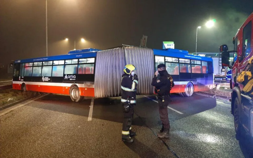 FOTO: Nehoda autobusu MHD zablokovala výjezd z Prahy na D8
