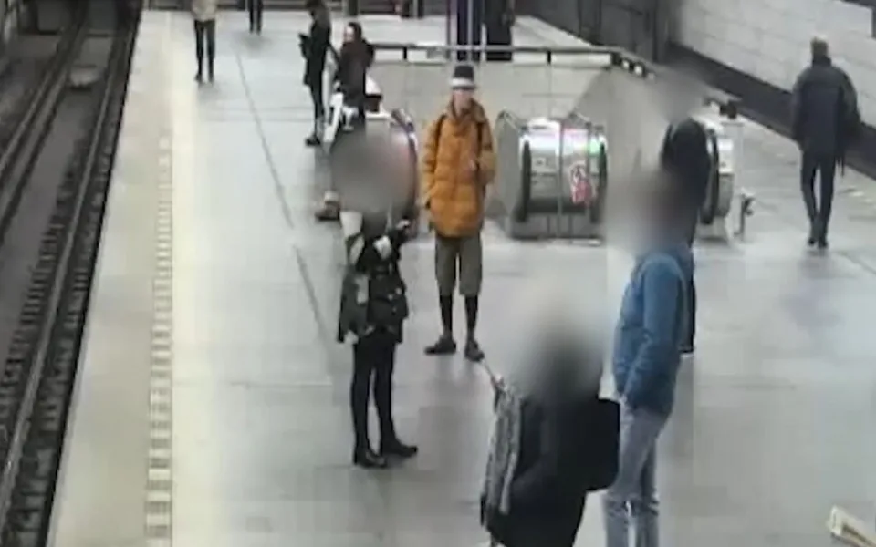 VIDEO: Muž s nožem útočí na ženy v Praze. Kriminalisté ho zatím nechytili