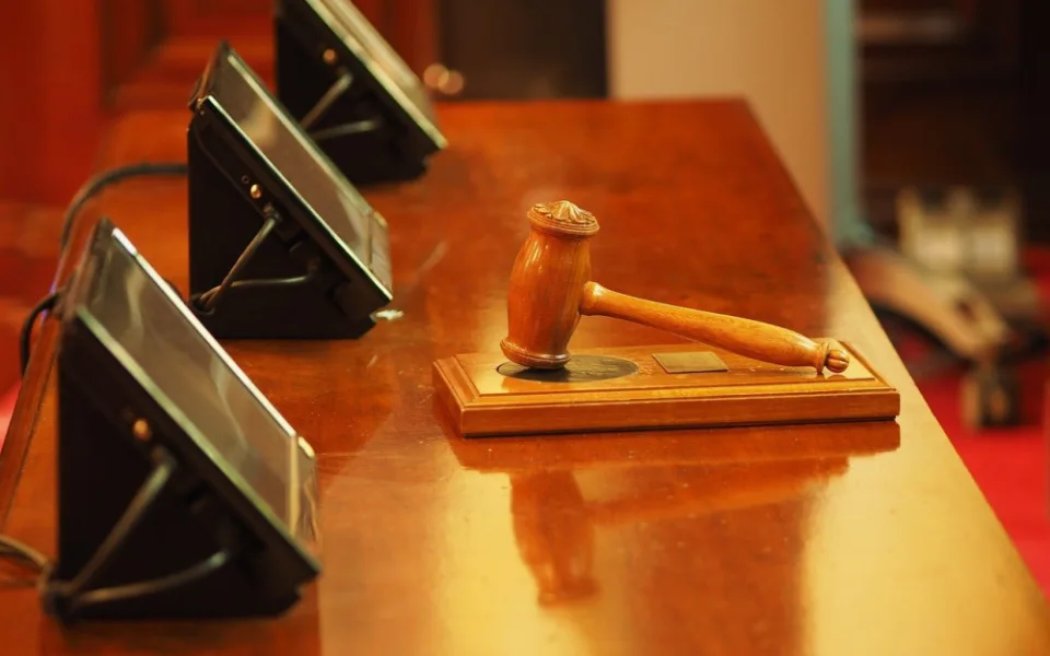 Muž předstíral 12 let retardaci a pobíral invalidní důchod. Půjde na čtyři roky do vězení