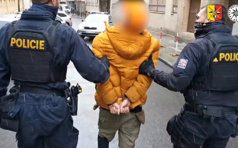 FOTO, VIDEO: Policisté zadrželi muže, který v Praze ohrožoval nožem několik žen