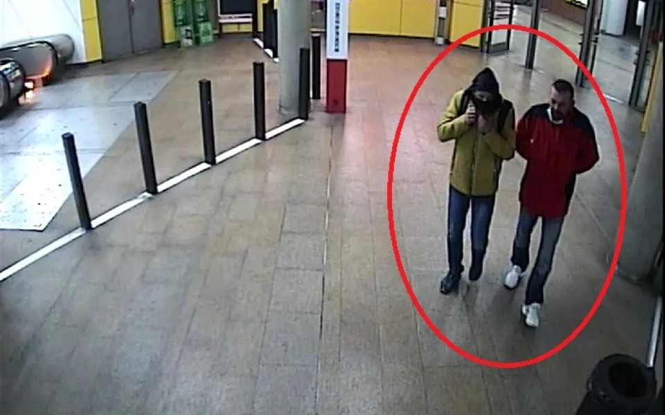 FOTO, VIDEEO: Policisté pátrají po dvojici, která v Kobylisích zbila a okradla muže. Neviděli jste je?