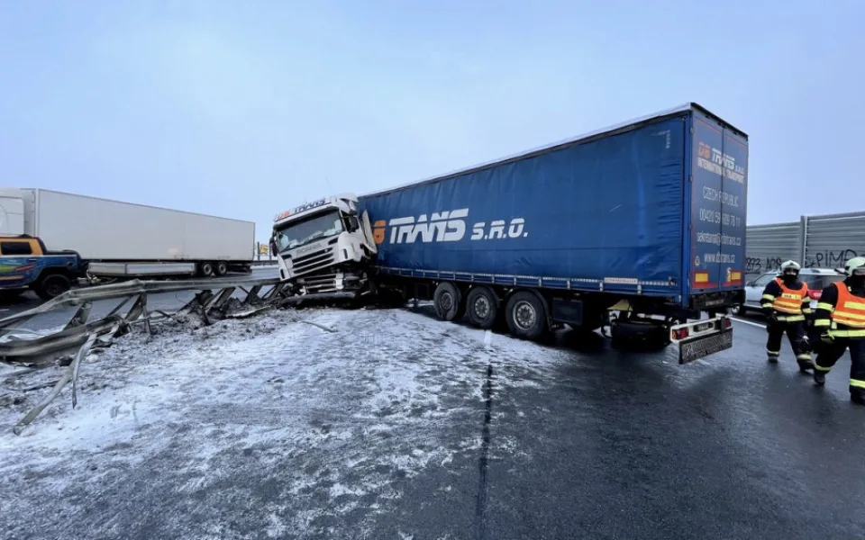 FOTO: Kamion prorazil svodidla na dálnici ve směru na letiště. Z nádrže vyteklo 400 litrů nafty